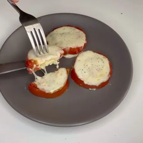 Uova ripiene e mozzarella · 20 min, 391 kcal